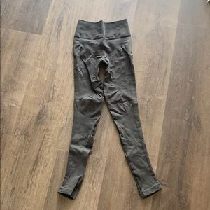 Black LuLuLemon leggings